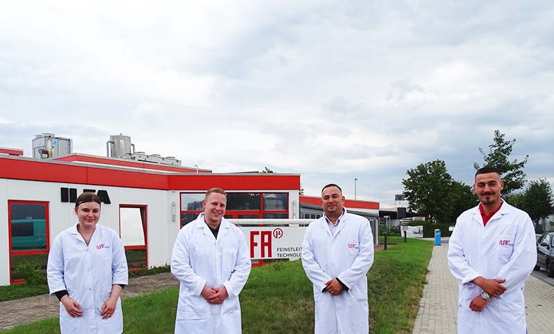 Vier junge Menschen starten ihre Ausbildung bei ILFA 