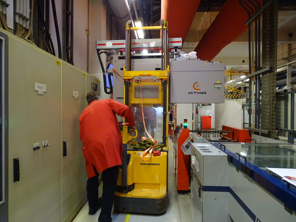 Transport mit Stapler in Produktionshalle