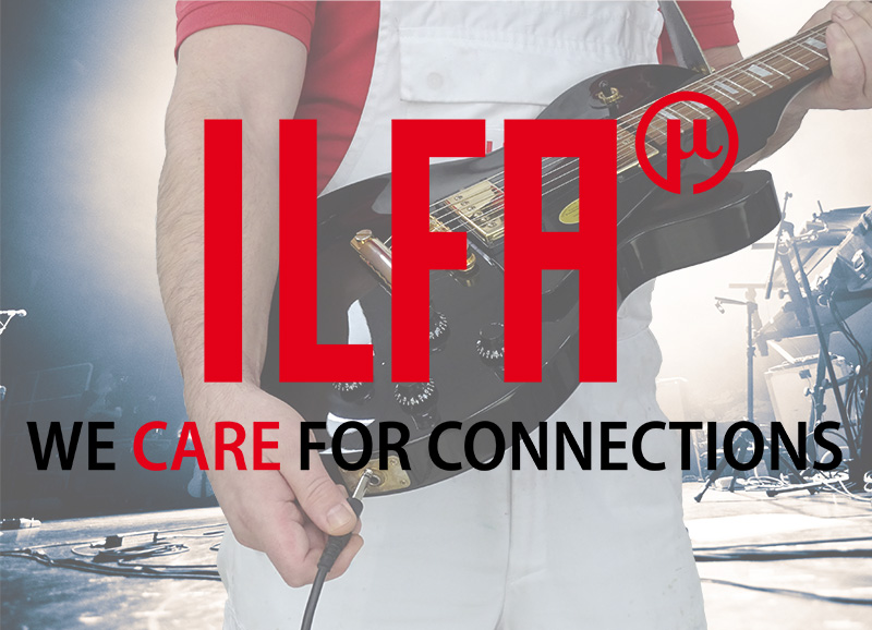 Mann mit Gitarre auf der Bühne. Darüber liegt das Logo "ILFA - We care for connections"