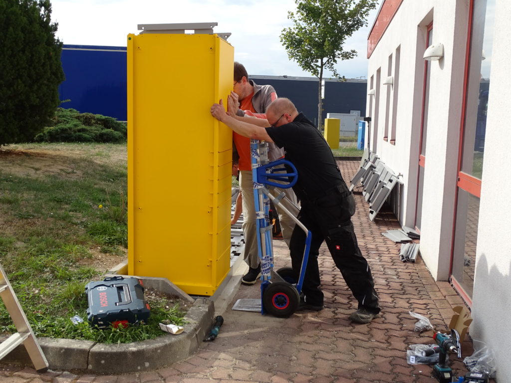 Montage der Packstation auf unserem Gelände