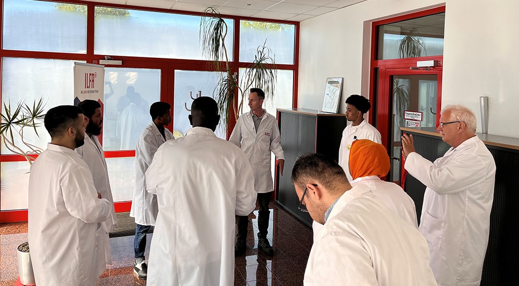 Sicherheitsunterweisung für das Bewegen innerhalb der Produktion von ILFA GmbH.