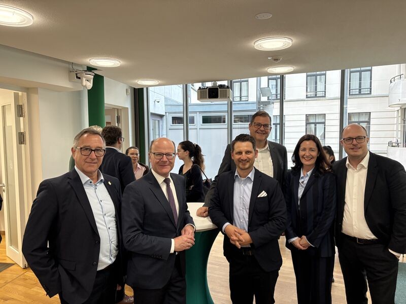 v.l.n.r.: Thomas Michels, Oliver Schenk MEP und Gastgeber, Xaver Feiner VP sales and Marketing Zollner, hinten Mitte Daniel Klein Geschäftsführer Würth PCB, Susan Kessler Public Affairs Würth, Clemens Otte Bereichsleiter Mikroelektronik & Kabel ZVEI.